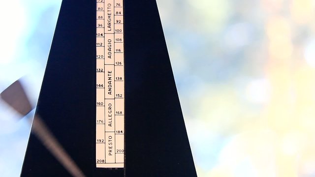 Метроном отсчитывает такт, быстро и медленно, ритм человека.