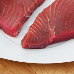 due tranci di tonno pinna gialla su piatto