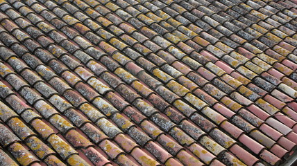 Toit de tuiles rondes