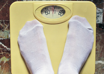 Pes&aacute;ndose en una b&aacute;scula