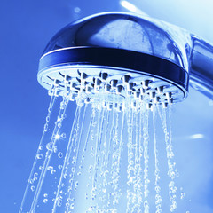 Naklejka na ściany i meble Strumieniem wody świeże prysznic