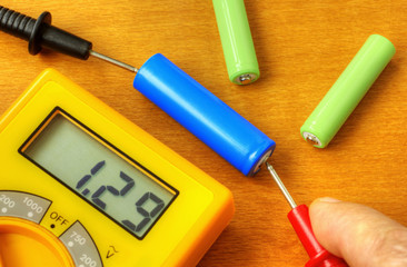 Measuring with digital multimeter of rechargeable battery