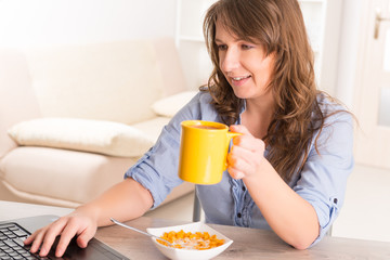 Obraz na płótnie Canvas Woman eating breakfast at home