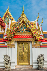 Fototapeta premium golden door dragon statues Wat Pho temple bangkok thailand