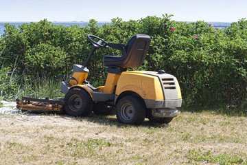 Obraz premium Yellow Lawn Mower
