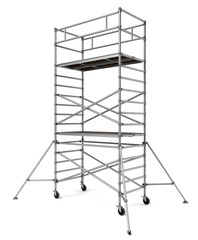 Échafaudage à roulettes sur fond blanc 1