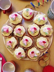 Bunte Cupcakes beim Kindergeburtstag