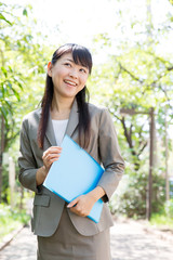 Fototapeta premium asian businesswoman in the park
