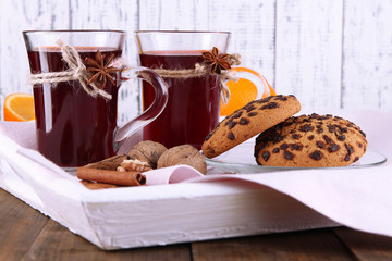 Mulled wine with oranges and cookies