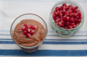 Mousse au chocolate mit Beeren