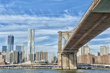 Naklejka premium Widok na Nowy Jork Manhattan z mostem brooklińskim