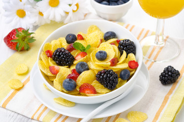 Cornflakes, fresh berries and orange juice for breakfast
