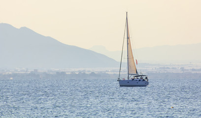 Obraz premium sailboat sailing at sunset