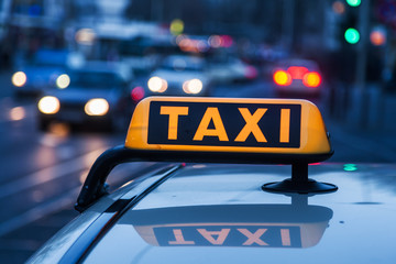 wartendes Taxi am Straßenrand