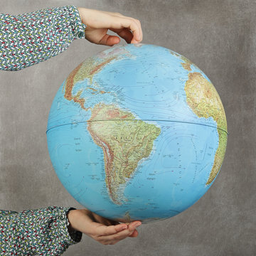 fillette tenant mappemonde vintage