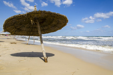 Sonnenschirm am Strand von Sousse, Tunesien