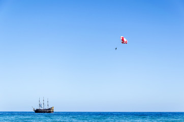 Piratenschiff und Fallschirm am Strand von Sousse, Tunesien