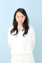 Fototapeta premium 女性・ブルーバック