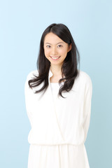 Obraz premium 女性・ブルーバック