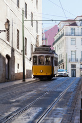 Naklejka na ściany i meble ¯ółty starożytny tramwajem po ulicach Lizbona, Portugalia