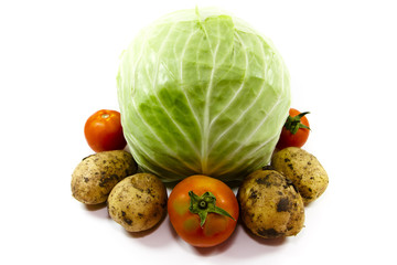 Frischer Kohl mit Tomaten und Kartoffeln