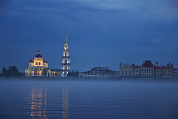 Fototapeta na wymiar Skyline Rybinsk Volga nasyp z wieczorem mgle