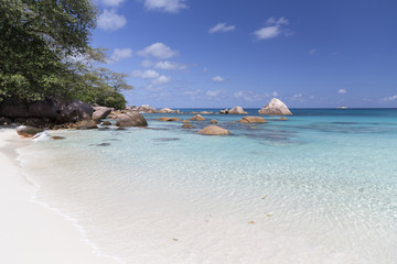 Fototapeta premium Südteil des Strandes von Anse Lazio auf Praslin mit Granitfelsen