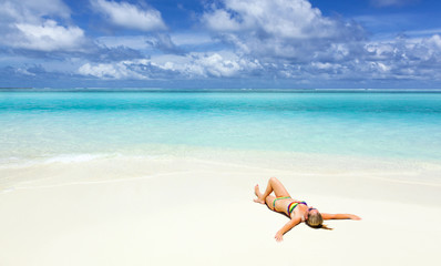 Fototapeta na wymiar Maldivian coast travel to paradise