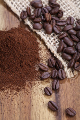 Kaffeebohnen und Kaffeepulver