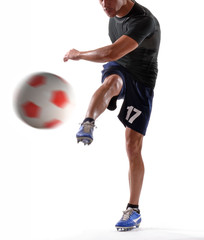 Jugador de fútbol pateando balón.