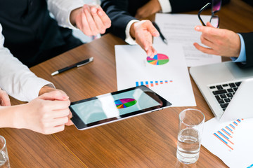 Business - Geschäftsleute arbeitet mit Tablet Computer