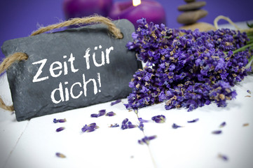 Lavendel mit Schiefertafel und Zeit