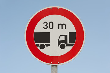 Verkehrsschild - Verbot des Fahrens ohne Mindestabstand