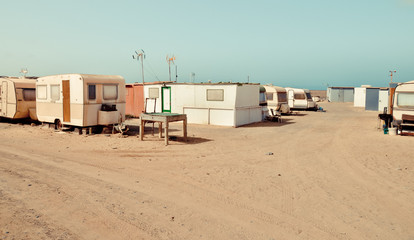 Fototapeta na wymiar Przyczepy miasteczko. Slumsy między hoteli. Fuerteventura