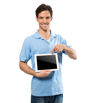 Junger Mann mit Tabletcomputer