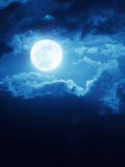Fototapeta na wymiar Dramatyczna Wschód księżyca ciemnoniebieskie nightime nieba i chmur