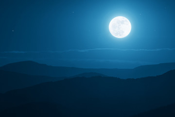Fototapeta na wymiar Dramatyczna Góry Wschód księżyca z głęboki Błękit nieba i cieni