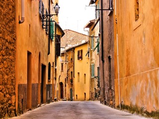 Fototapeta na wymiar Rustykalny średniowieczna ulica w mieście, w Toskanii, Włochy