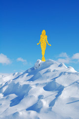 雪山の頂上に立つ女性のシルエット