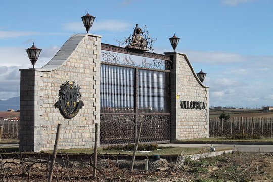 Muro y Verja de entrada a Vi&ntilde;edo de Bodega en La Rioja
