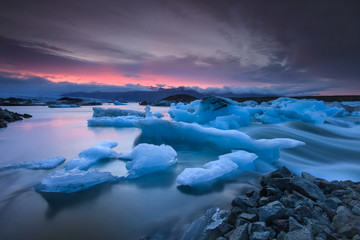 Icebergs floating in Jokulsarlon glacier lake at sunset - obrazy, fototapety, plakaty