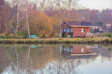 Fototapeta na wymiar Dom nad jeziorem w jesieni