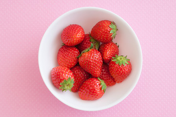 白いボールに入ったイチゴ