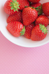 白いボールに入ったイチゴ