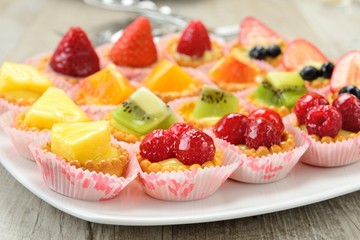 Pasticcini mignon alla frutta con crema pasticcera