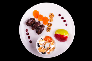 Corn flakes with yogurt and walnuts,figs
