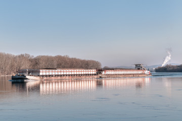 Containerschiff auf der Donau