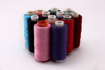 катушки ниток на белом фоне