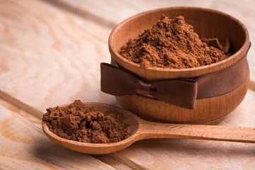 Deurstickers flavored cocoa powder in wooden bowl © Dmytro Titov