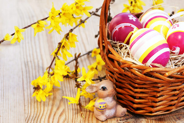 Körbchen mit Ostereiern und Forsythienzweig